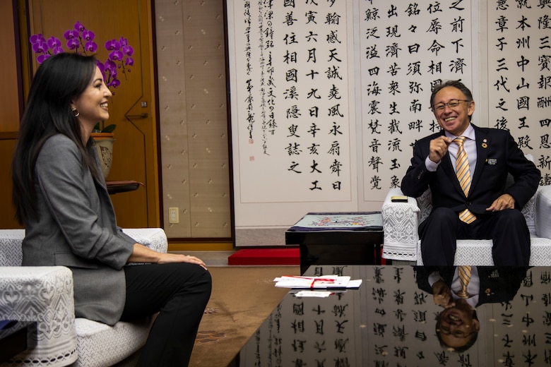 玉城デニー沖縄県知事（右）と談笑するグレゴリー真理子（左）さん：２月６日、沖縄県庁応接室