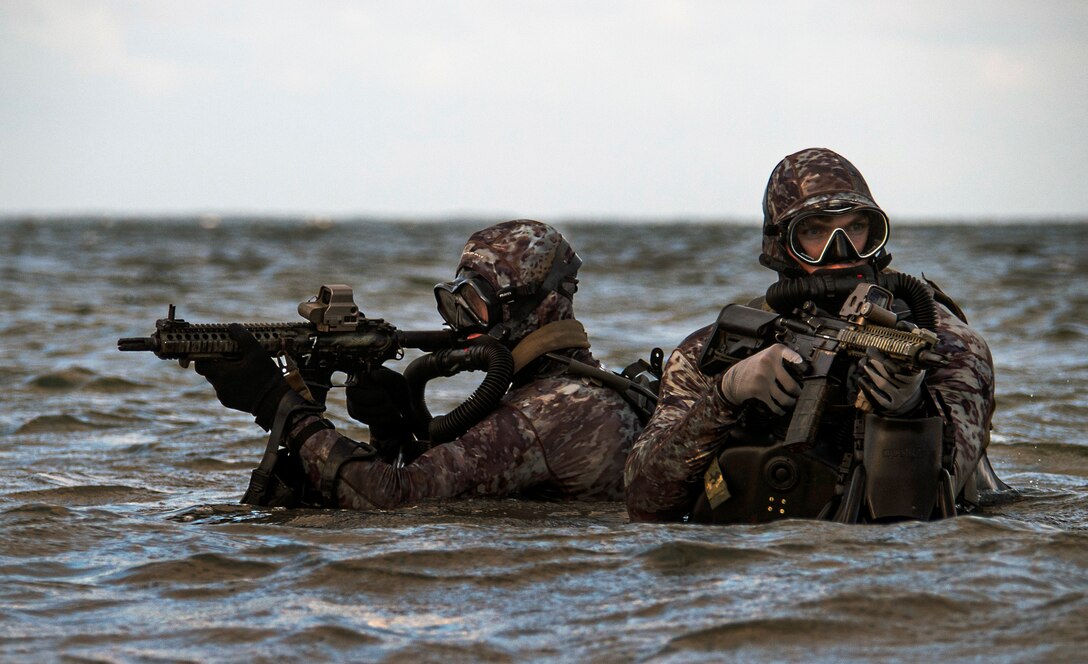 Servicemembers assigned to Naval Special Warfare Group 2 conduct military dive operations off East Coast of United States, Atlantic Ocean, May 29,
2019 (U.S. Navy/Jayme Pastoric)