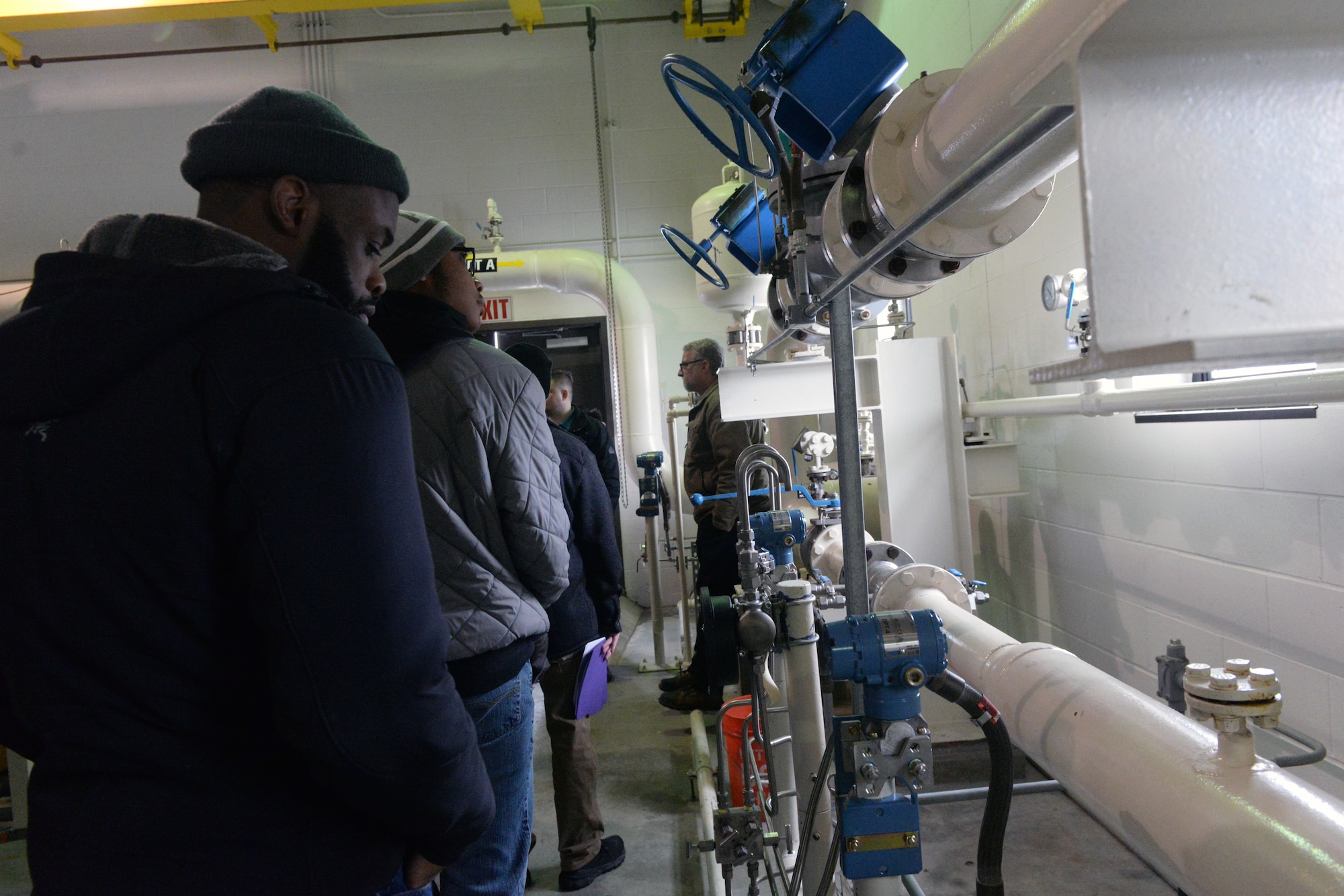 Students view a fueling system.