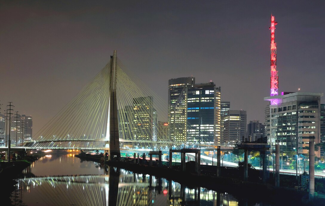 Octávio Frias de Oliveira bridge, commonly known as “Ponte Estaiada,” spans Pinheiros River, February 3, 2015, São Paulo, Brazil (Courtesy Emilio García)