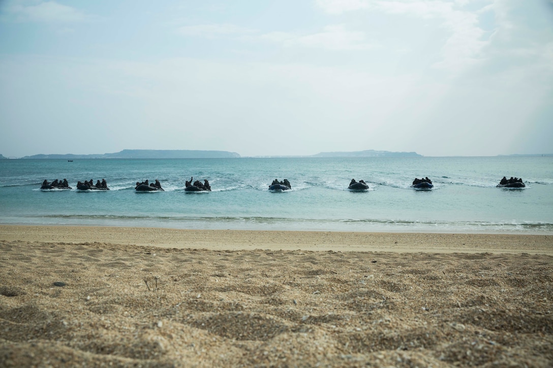 戦闘用ゴムボートに乗った水陸機動団と米海兵隊の隊員らが金武ブルービーチにアプローチ：２月９日、金武ブルービーチ