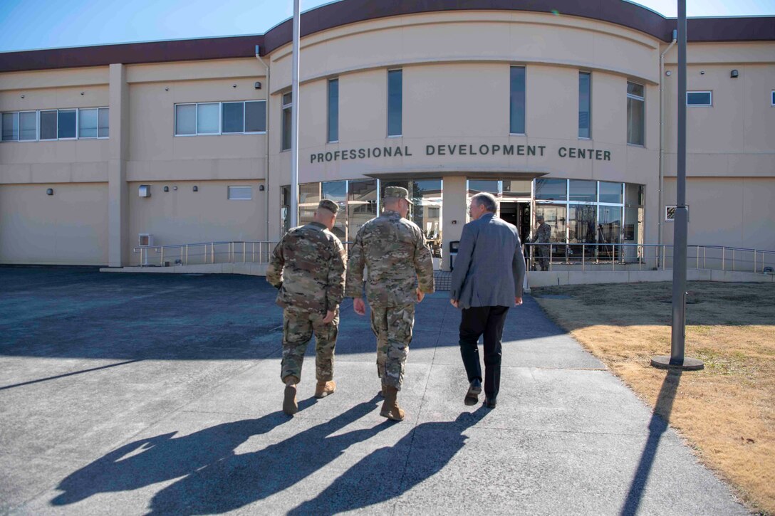 Retired CMSAF Mckinley visits Yokota
