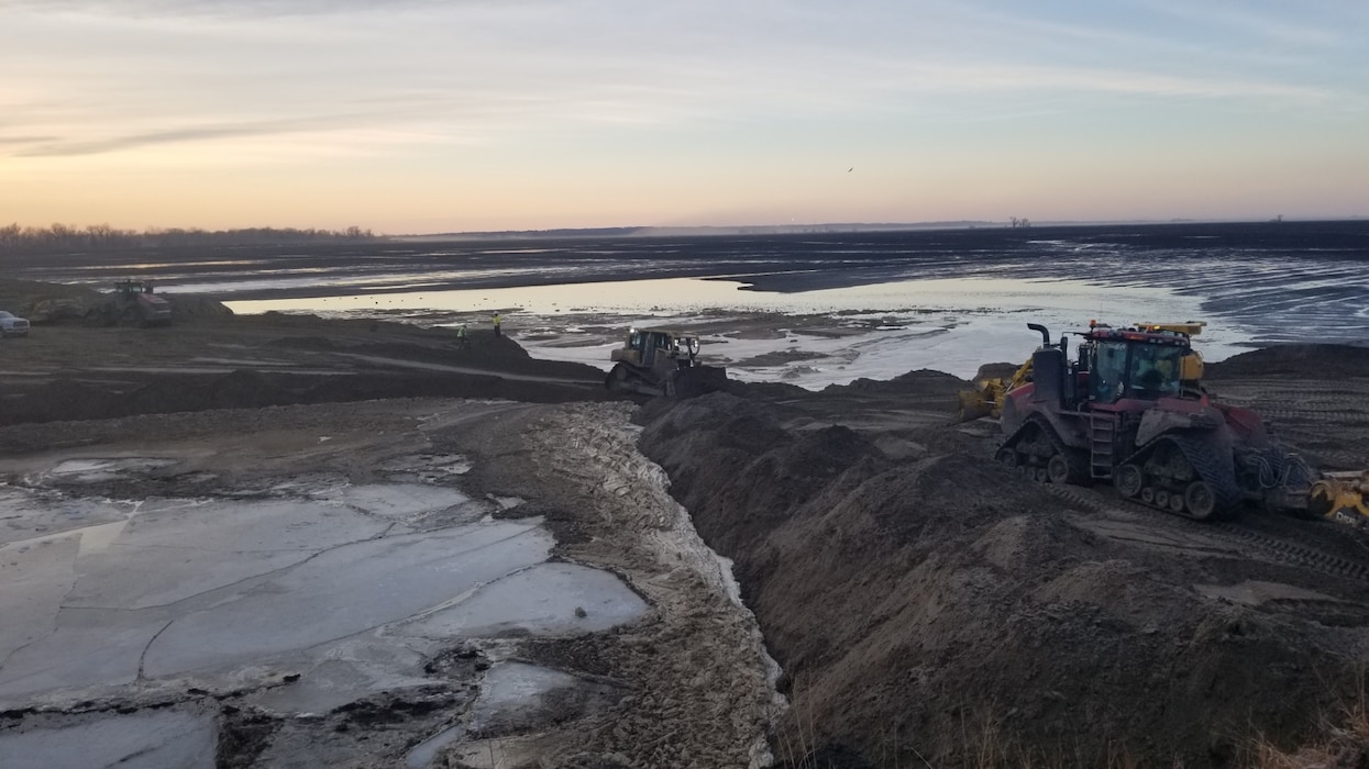 The team continues to place approximately 11,000 -14,000 cubic yards of material a day at the L-550 “G” Breach in an effort to have an interim breach closure at this location by the first of March.