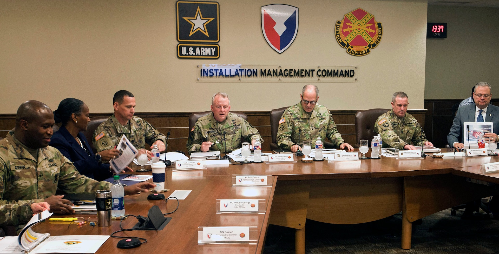 Generals talking at IMCOM