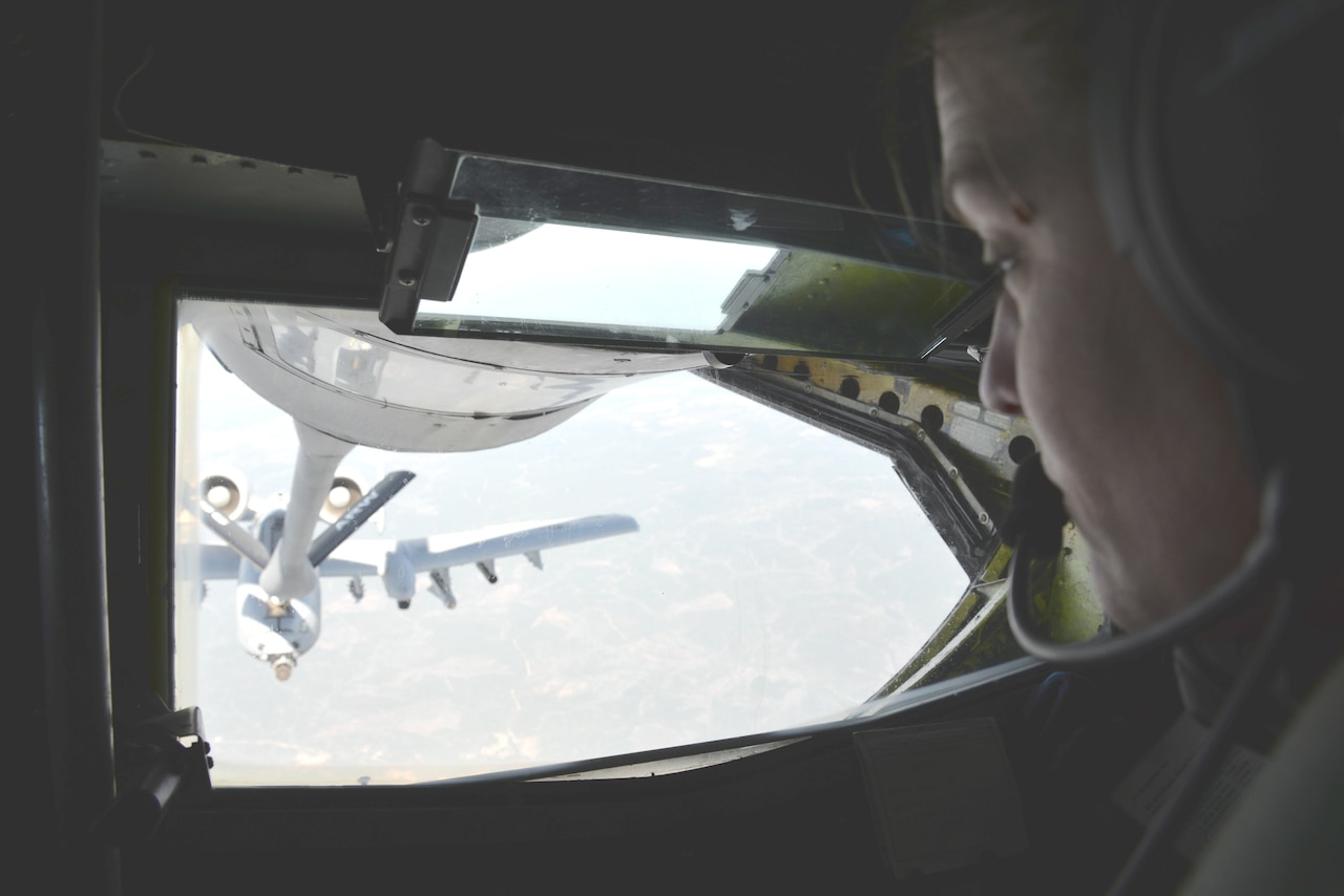 A boom operator refuels jet in midair.