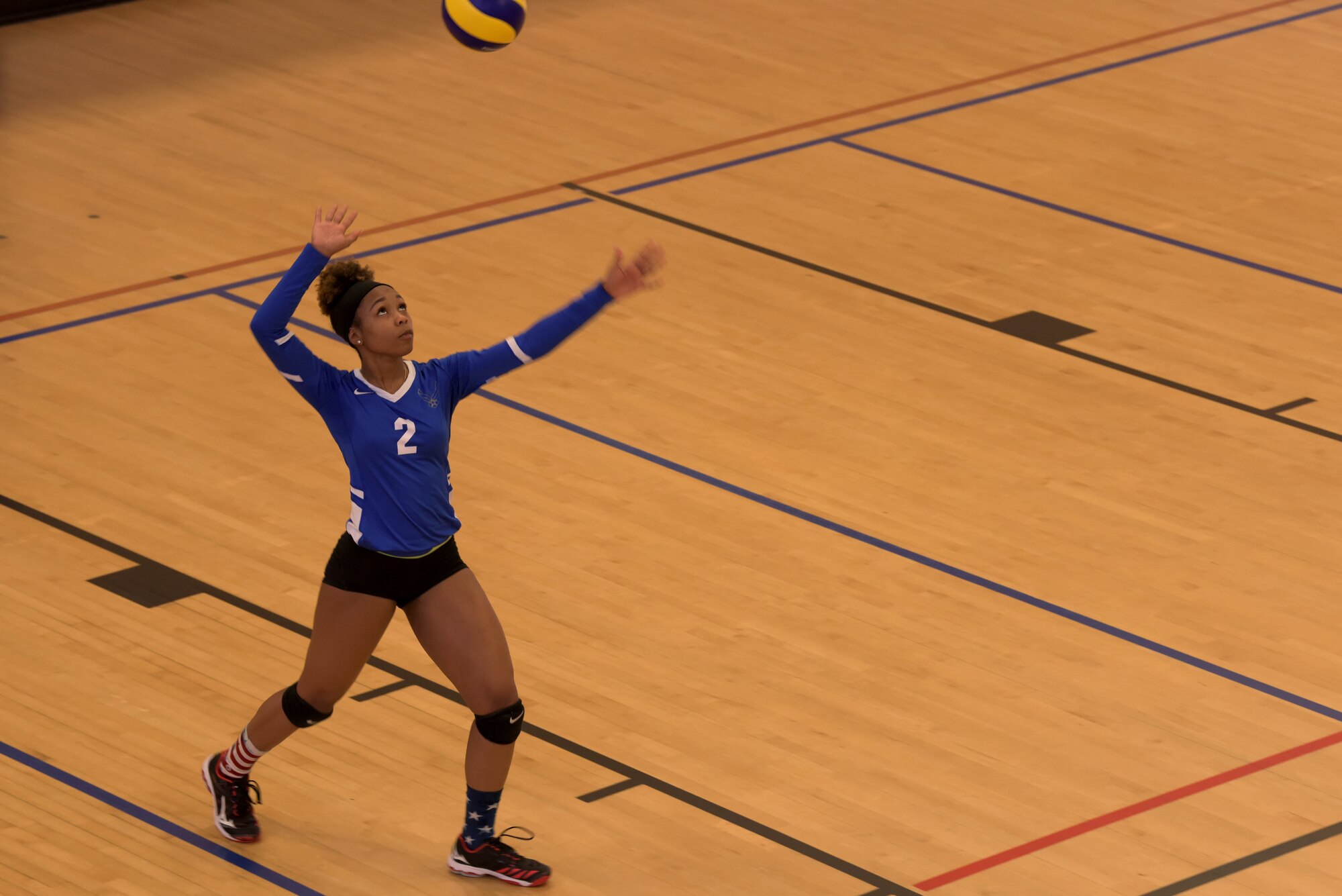 A member of the United States Air Forces in Europe women’s volleyball team serves during the 2020 Allied Air Command Inter-Nation Volleyball Championship at RAF Mildenhall, England, Feb. 20, 2020. Male and female volleyball teams representing air forces from the United States, Germany, the United Kingdom, Poland, Belgium and the Netherlands took part in NATO’s 2020 Allied Air Command Inter-Nation Volleyball Championship. (U.S. Air Force photo by Senior Airman Benjamin Cooper)