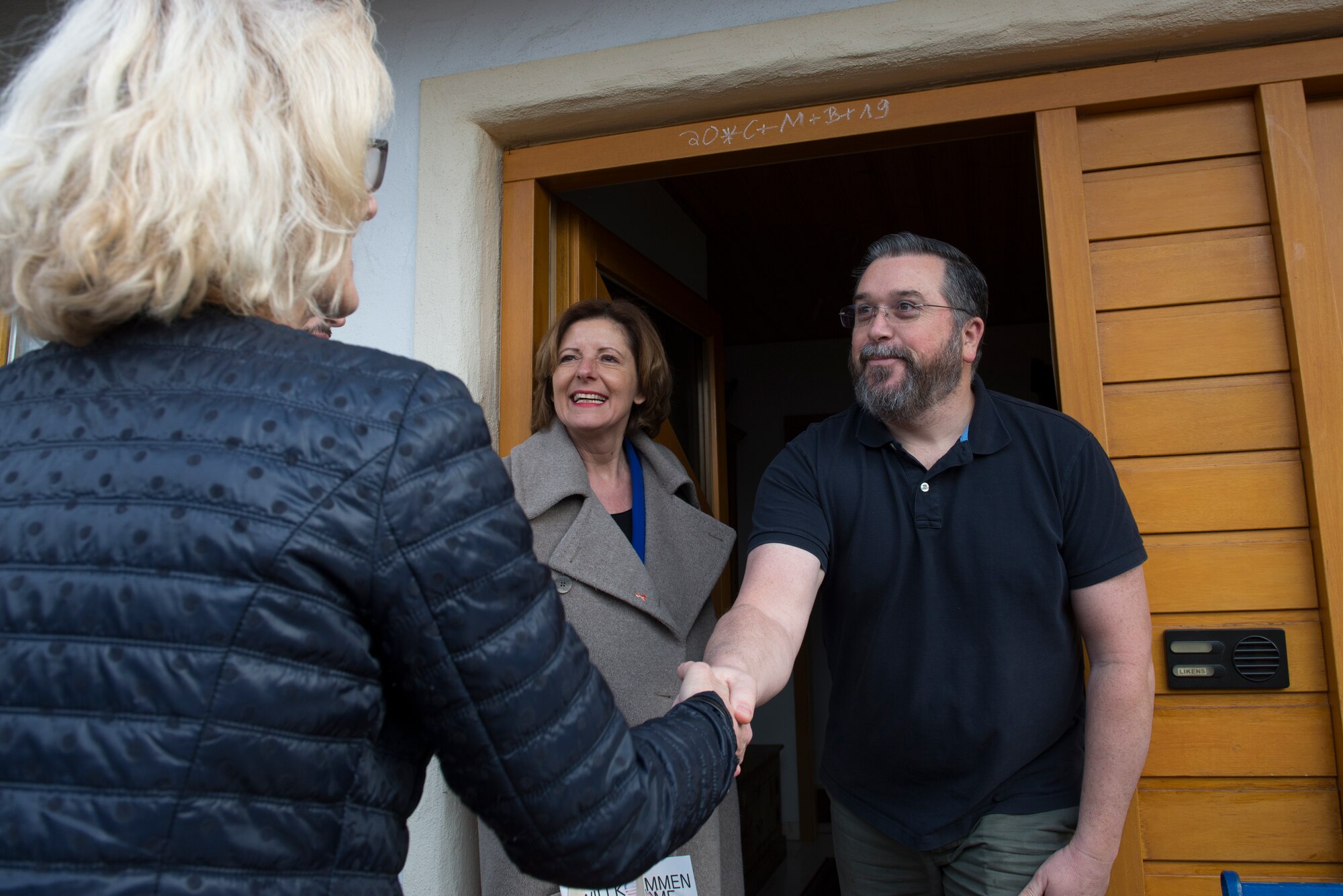 Mayor of Kottweiler-Schwanden greets resident of Kottweiler-Schwande