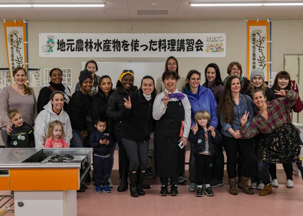 MCAS Iwakuni residents dig and cook lotus roots