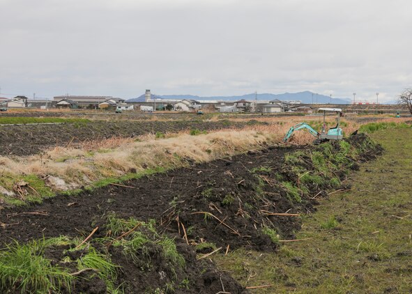 MCAS Iwakuni residents dig and cook lotus roots