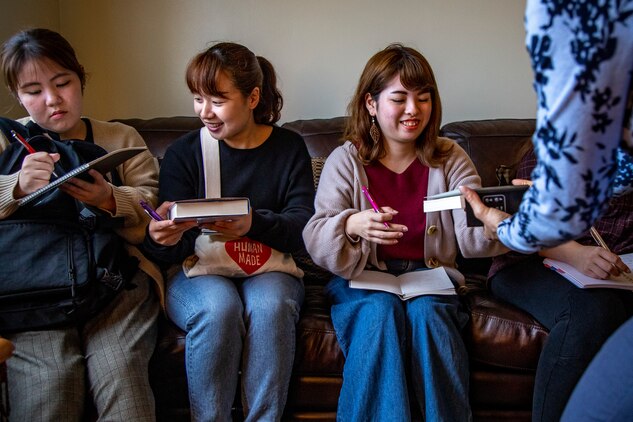 沖縄大学の学生が基地内にあるメンタルヘルスセンターを訪れ、メンタルヘルスやソーシャルウォークについての知識を広げました。