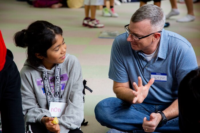 英語体験学習をサポートするため米海兵隊員とその家族、日本人ボランティアら大勢が参加し、にぎやかに日米交流イベントが始まりました。