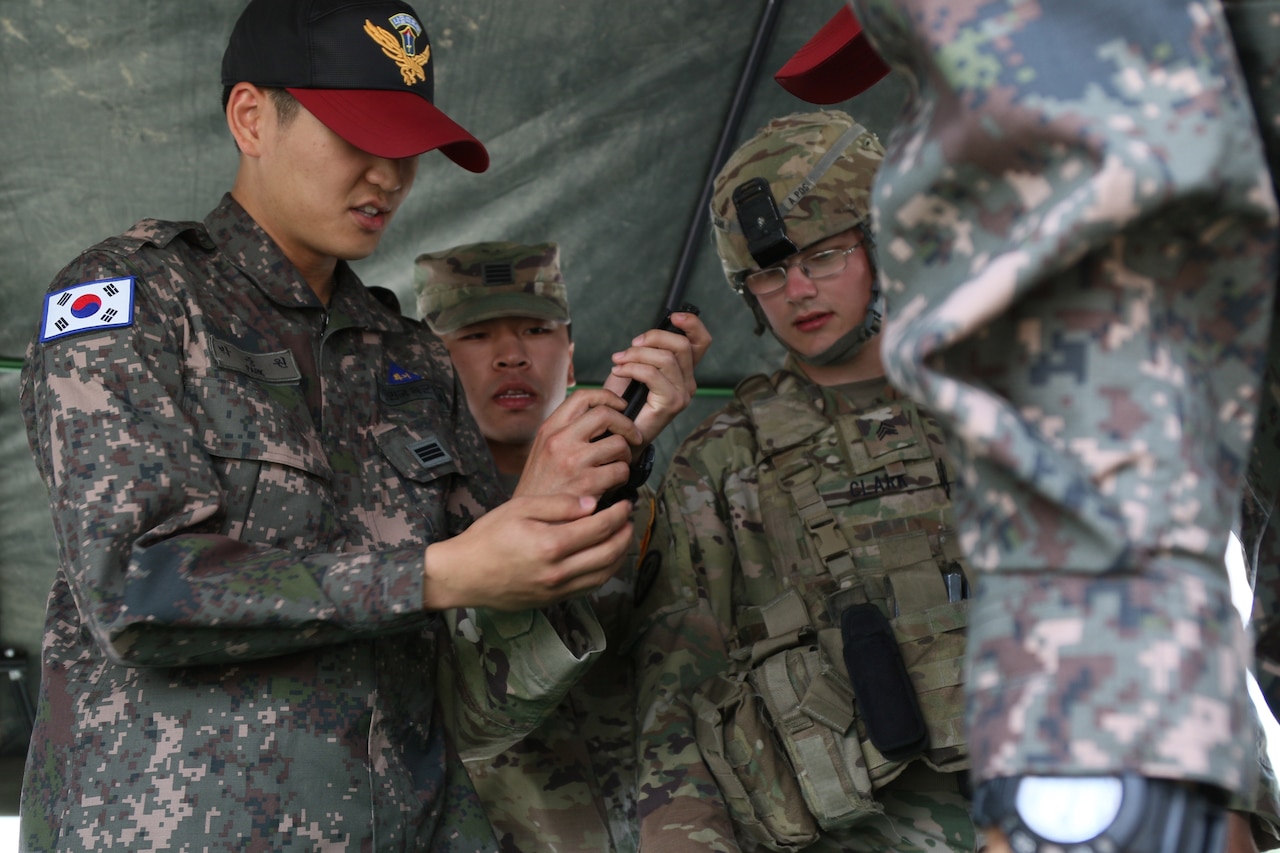 American, Korean soldiers work together.