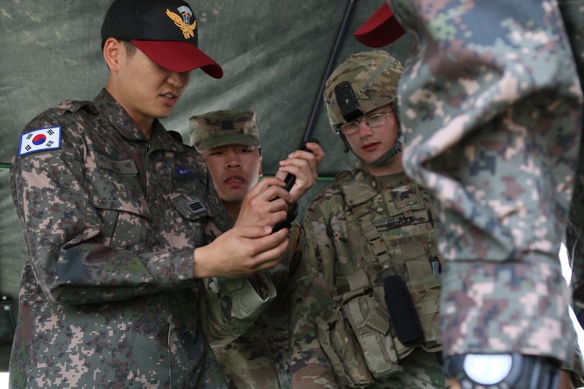 American, Korean soldiers work together.