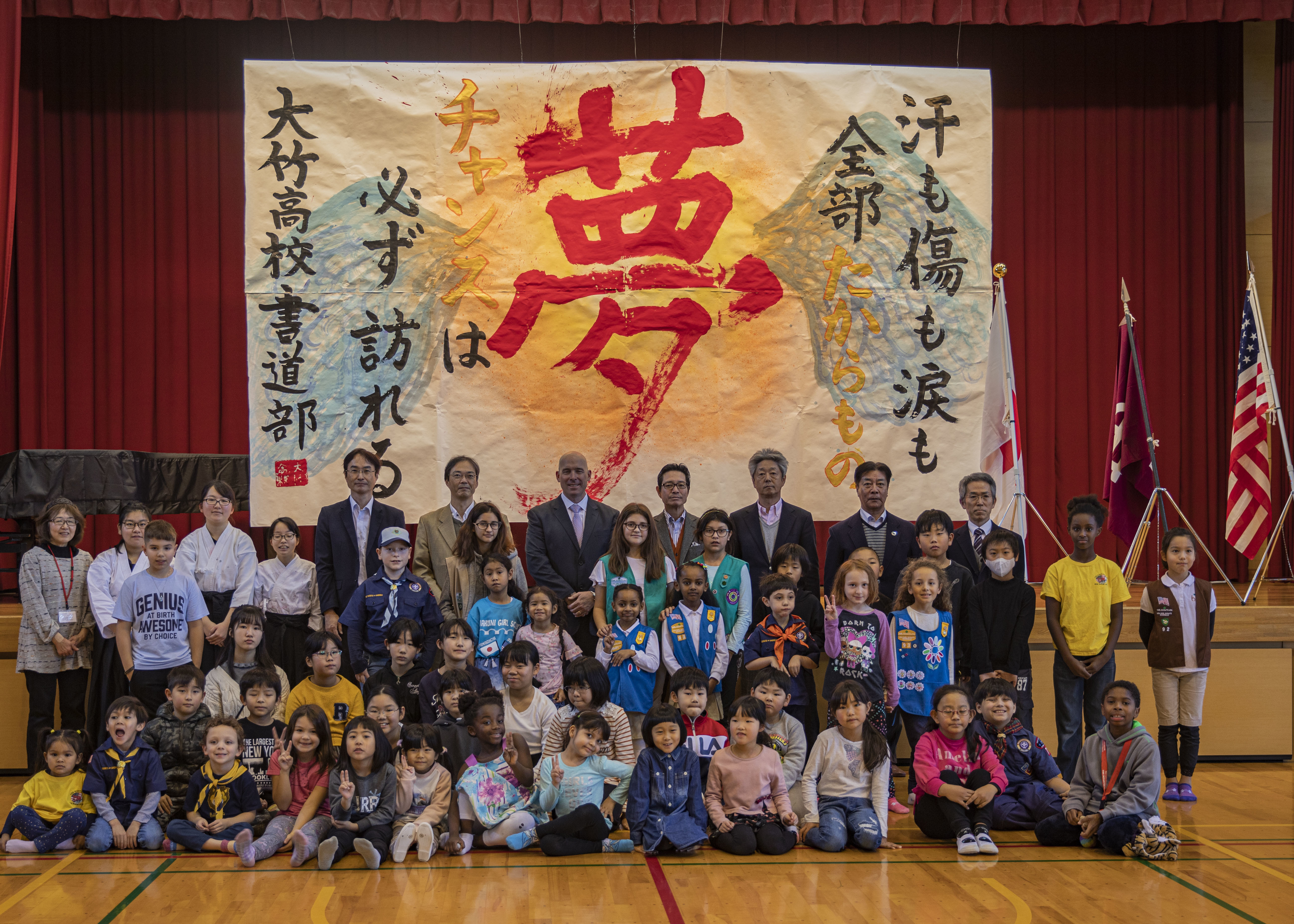 日米交流書初め大会に参加する基地住人 Marine Corps Air Station Iwakuni Japanese News Article Display