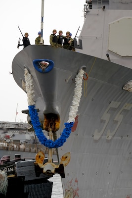 Sailors from the Ticonderoga class guided-missile cruiser USS Leyte Gulf (CG 55) embrace friends and family memebers at the conclusion of deployment.