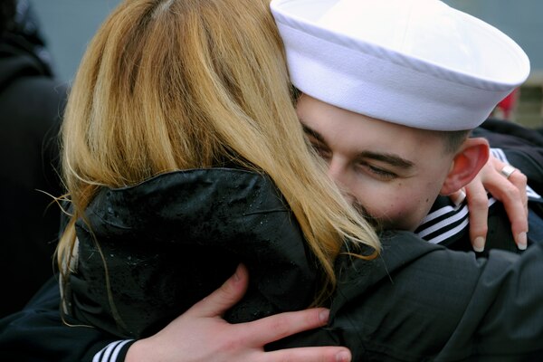 Sailors from the Ticonderoga class guided-missile cruiser USS Leyte Gulf (CG 55) embrace friends and family memebers at the conclusion of deployment.