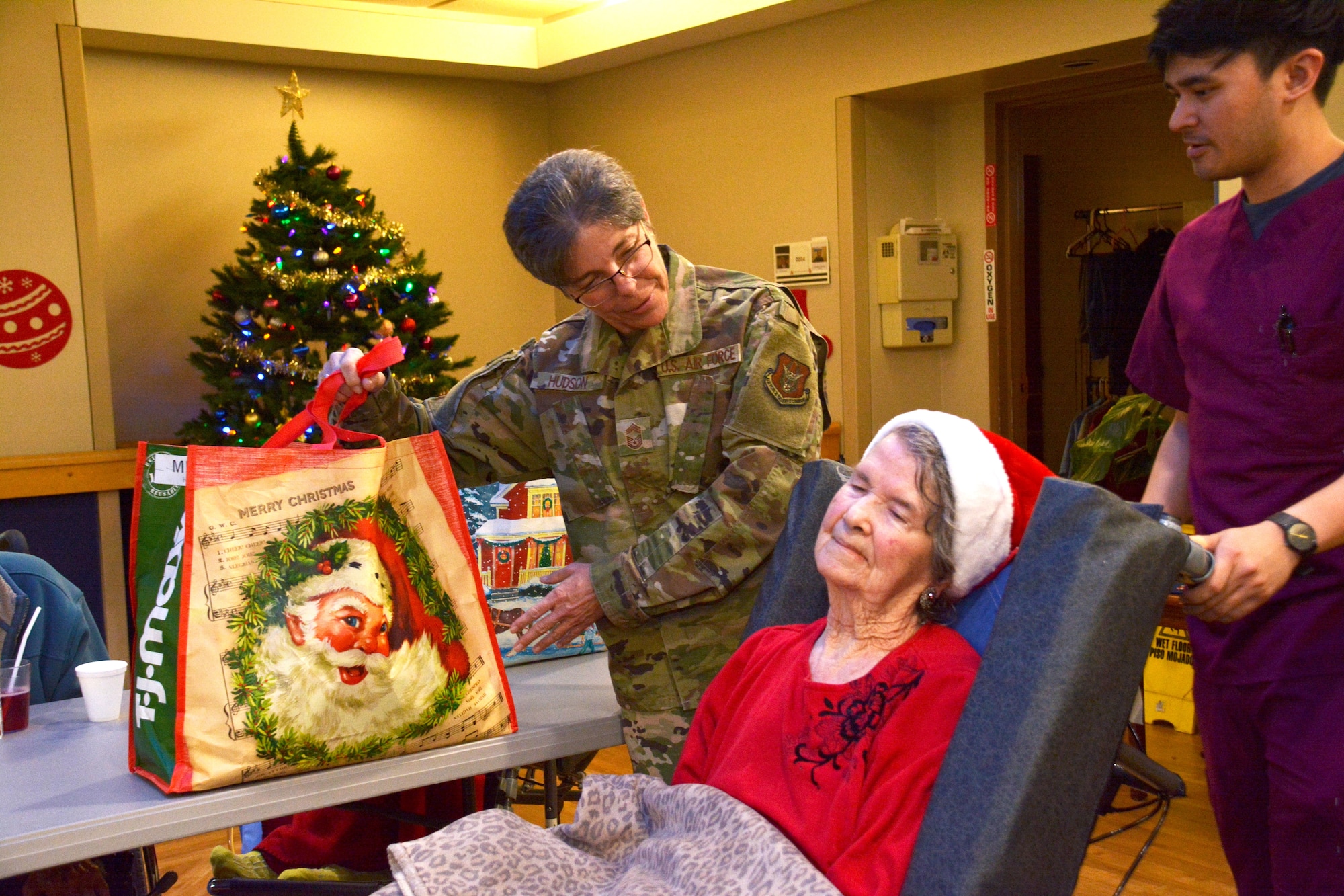 Members of the 507th Air Refueling Wing visited with veterans at the Norman Veteran's Center in Norman, Oklahoma, Dec. 20, 2019. (U.S. Air Force photo by Tech. Sgt. Samantha Mathison)