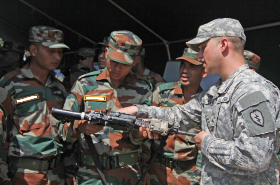 U.S., Indian soldiers train.