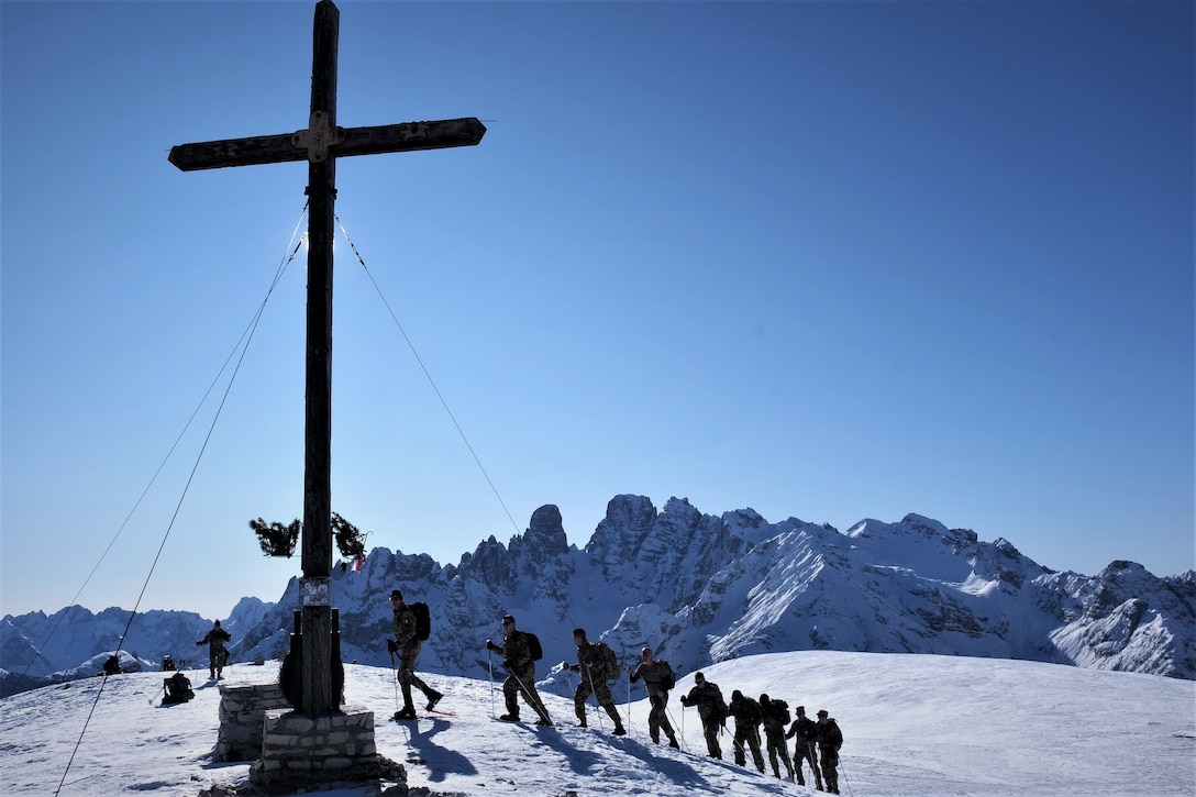 2500th DLD Soldiers summit Monte Specie during training with Italy´s 6th Alpine Regiment
