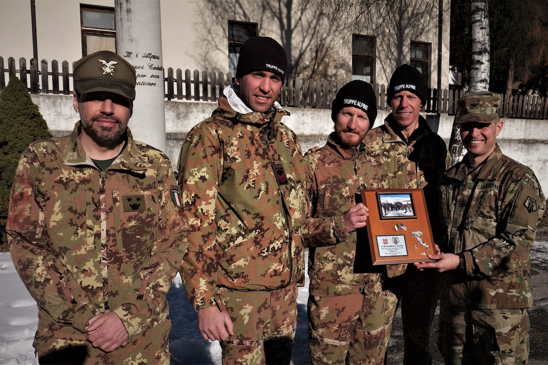 2500th DLD Soldiers summit Monte Specie during training with Italy´s 6th Alpine Regiment