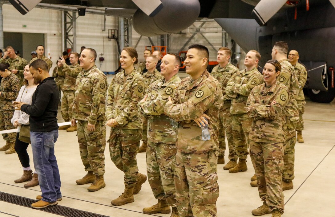 Army Reserve unit works behind the scenes to help make USO tour show a success