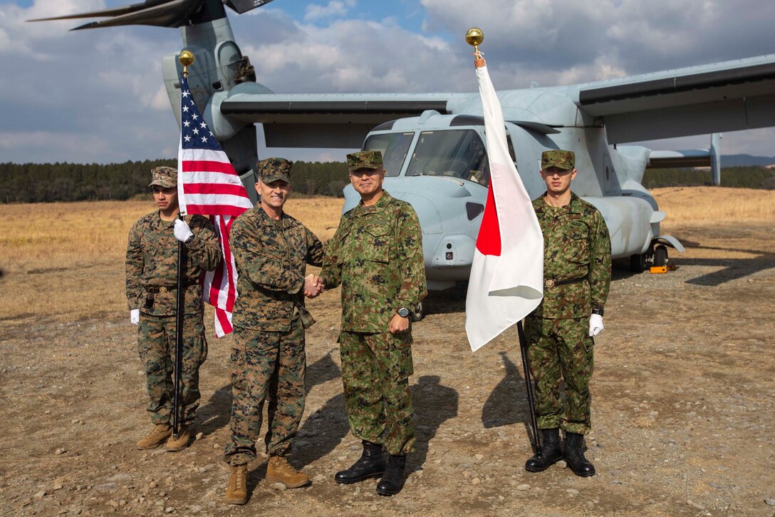 １月１８日（土）に行われた日米合同訓練フォレスト・ライトの開会式で、握手を交わす第１２普通科連隊長の渡辺亘紀１等陸佐と第３１海兵遠征部隊司令官のロバート・ブロディー大佐。