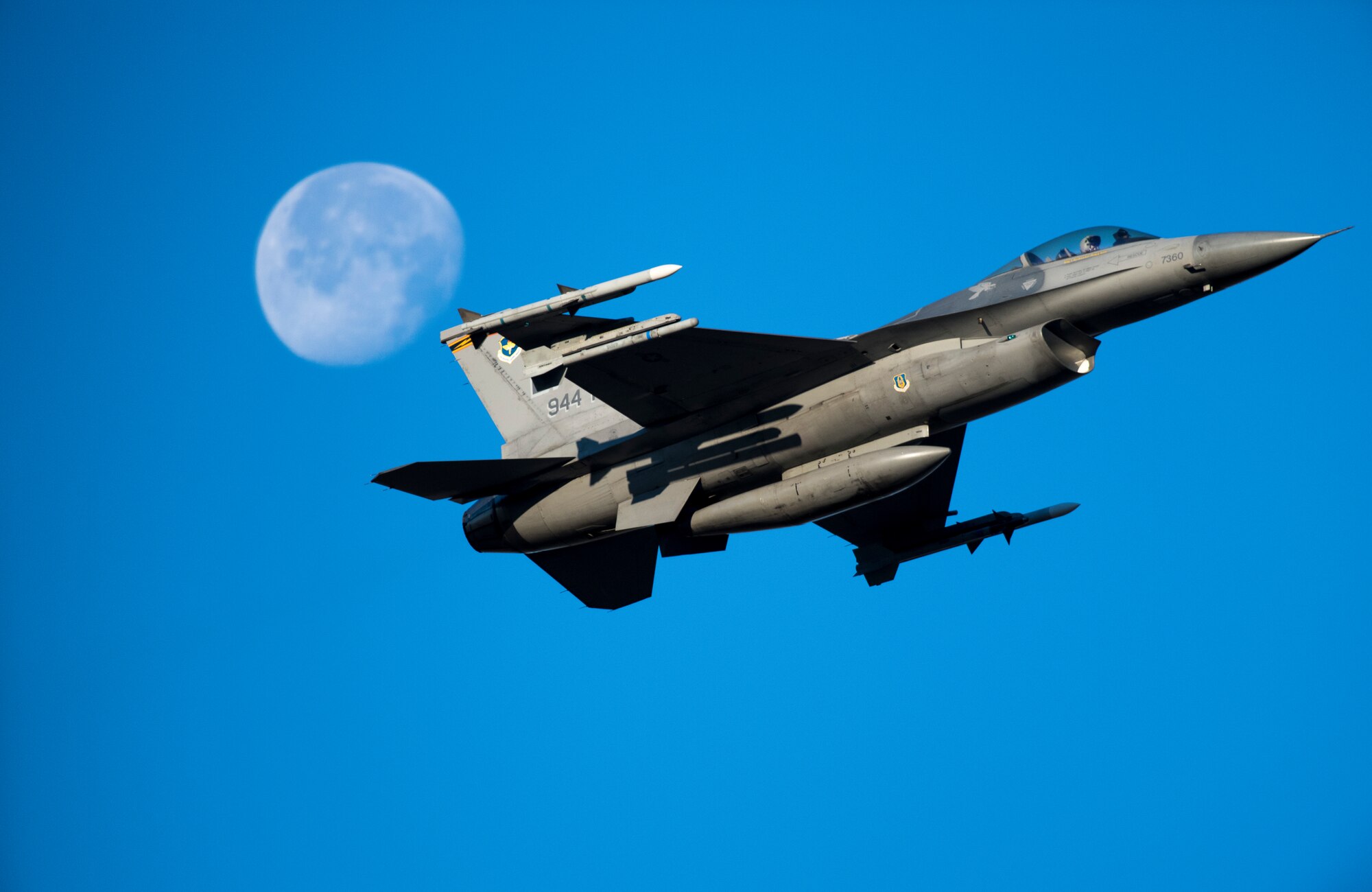 An F-16C Fighting Falcon takes off