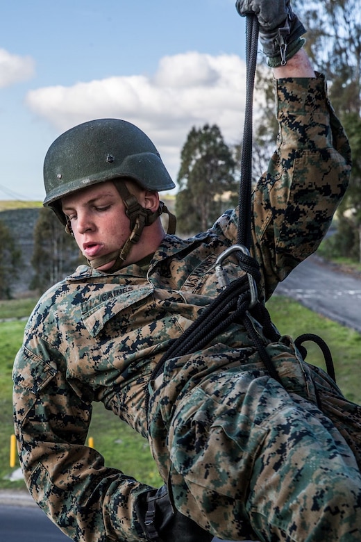 Basic Reconnaissance Course 2-20 conducts helicopter rope suspension techniques training