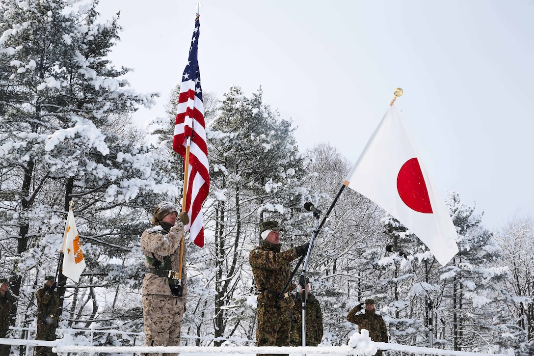 開会式でそれぞれの国旗を掲げる両国隊員。北海道大演習場で１月２６日、陸上自衛隊と米海兵隊による実動訓練（ノーザンヴァイパー）の開会式が執り行われました。