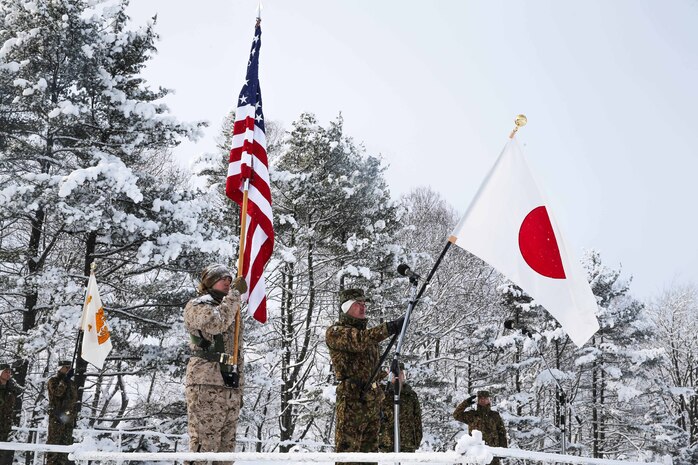 開会式でそれぞれの国旗を掲げる両国隊員。北海道大演習場で１月２６日、陸上自衛隊と米海兵隊による実動訓練（ノーザンヴァイパー）の開会式が執り行われました。