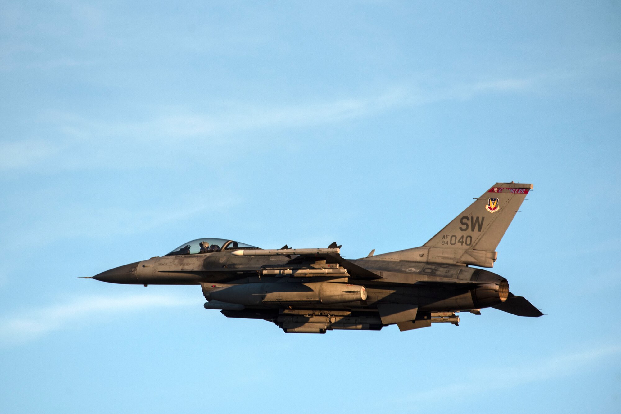 A photo of an F-16 Viper flying.