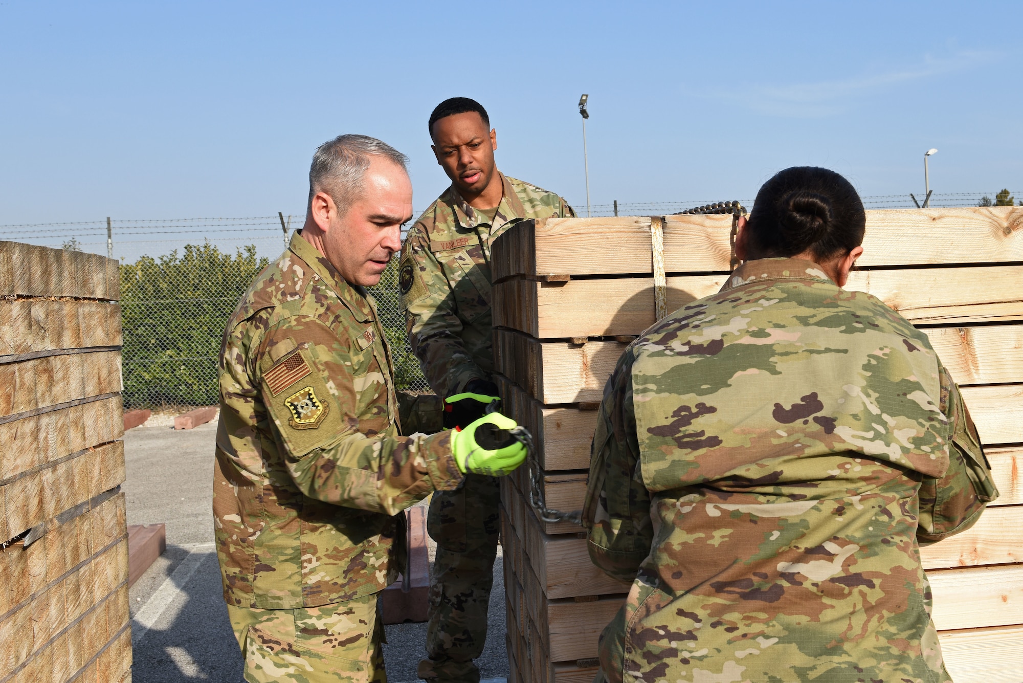 U.S. Air Force Chief Master Sgt. Kristopher Berg, U.S. Air Force Expeditionary Center command chief, assists his team during a pallet building competition with Airmen from the 724th Air Mobility Squadron and the 31st Logistics Readiness Squadron at Aviano Air Base, Italy, Jan. 24, 2020. The competition was part of a site visit conducted by the USAF Expeditionary Center as part of a larger visit to the geographically separated units under the 521st Air Mobility Operations Wing’s area of responsibility.