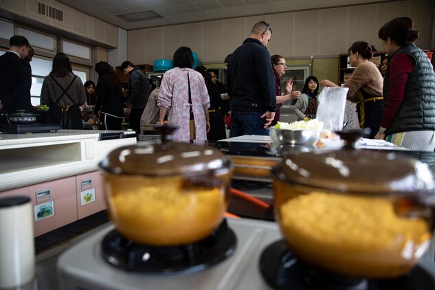 MCAS Iwakuni residents stir together a relationship