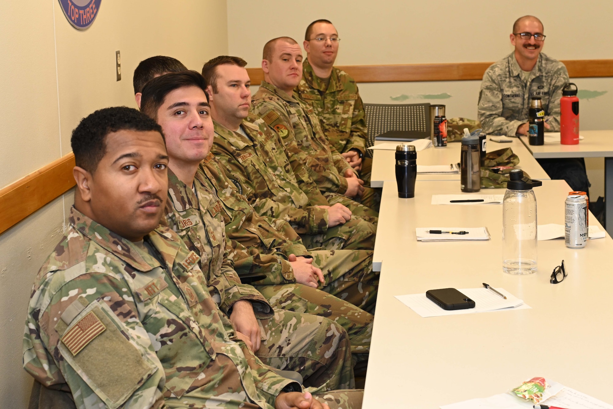 Photo of Airmen in class.