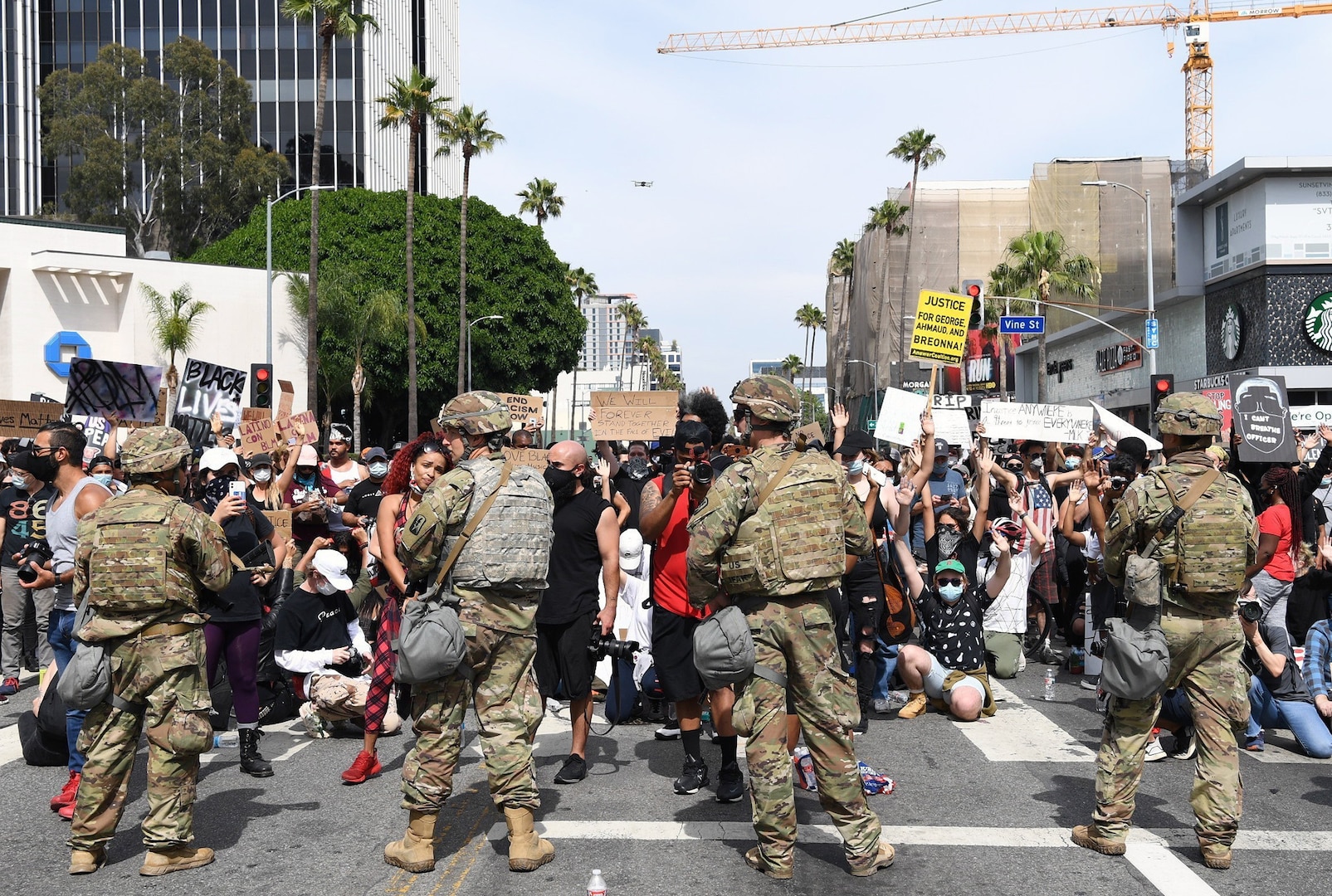 U.S. Soldiers of the California National Guard's 1st Squadron, 18th Cavalry Regiment, assist Los Angeles law enforcement