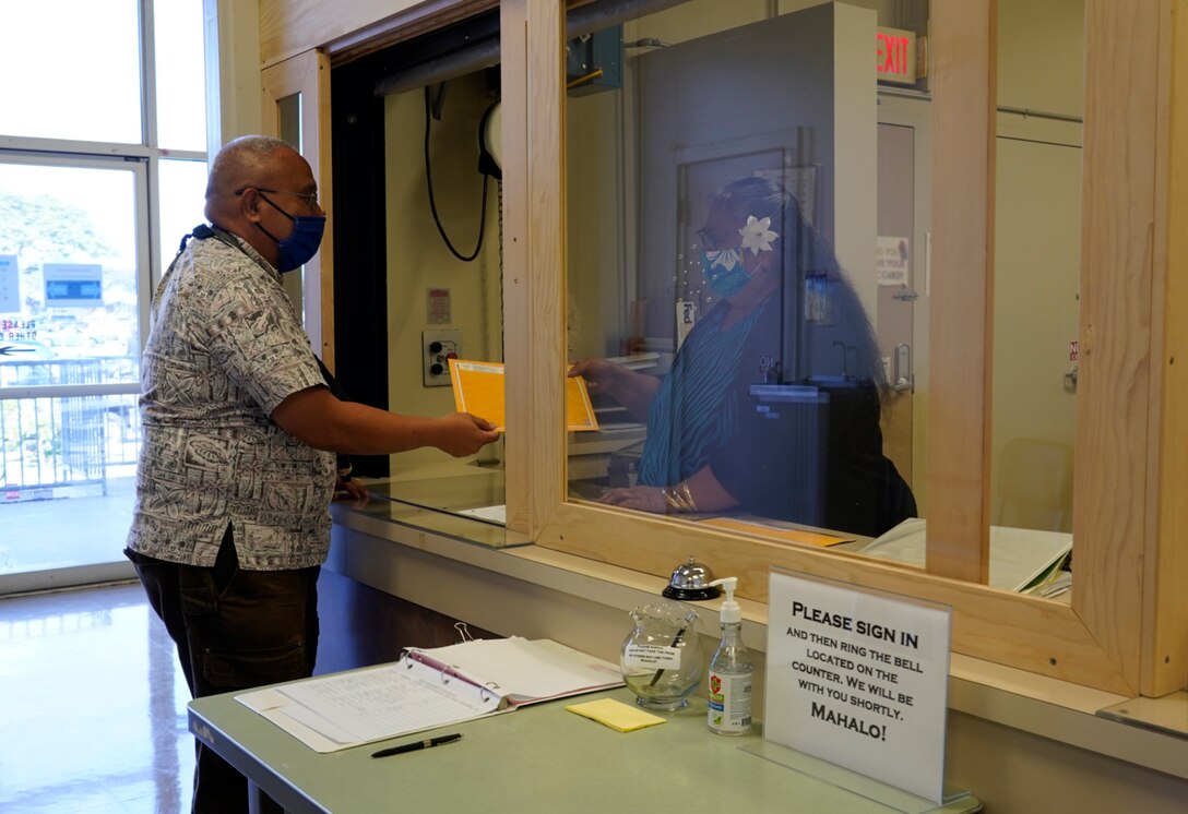 Code 1143 Mail and File Assistant Ryan Namaka passes a
file to Code 1143 File and Mail Clerk Talalelei Toomata at
Bldg. 1670. Code 1143 Document Control is responsible for
a wide variety of administrative support functions including
preparing, processing, routing, distribution of messaging,
mail, and correspondence.