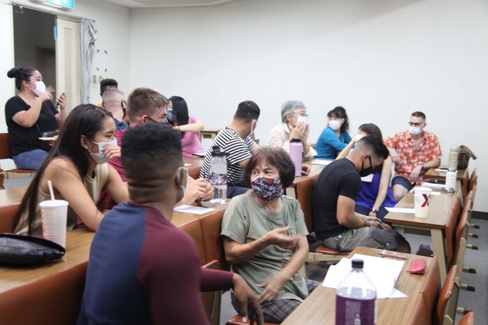 日米２０人が参加した英会話クラスでは、初めに検温と名前を名簿に記入し、受講中はマスク着用が義務付けられています。沖縄県金武町、2020年７月７日