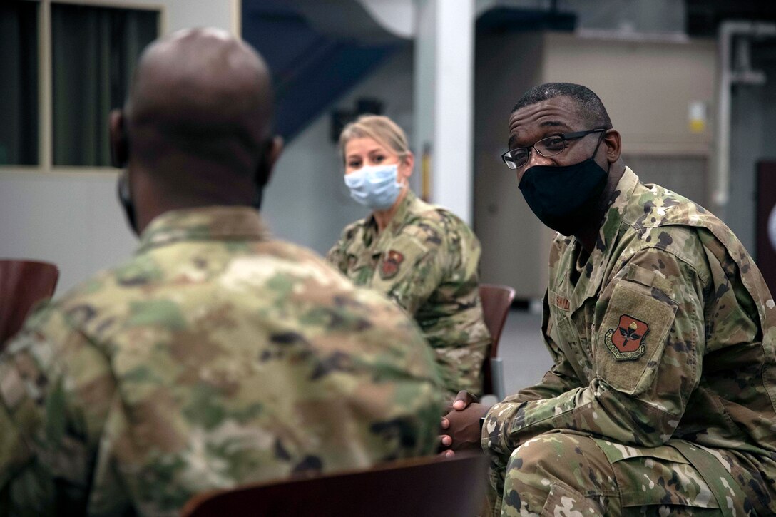 Chief Master Sgt. Wendell Snider, 502d Base Wing and Joint Base San Antonio command chief, speaks with an attendee at a diversity forum