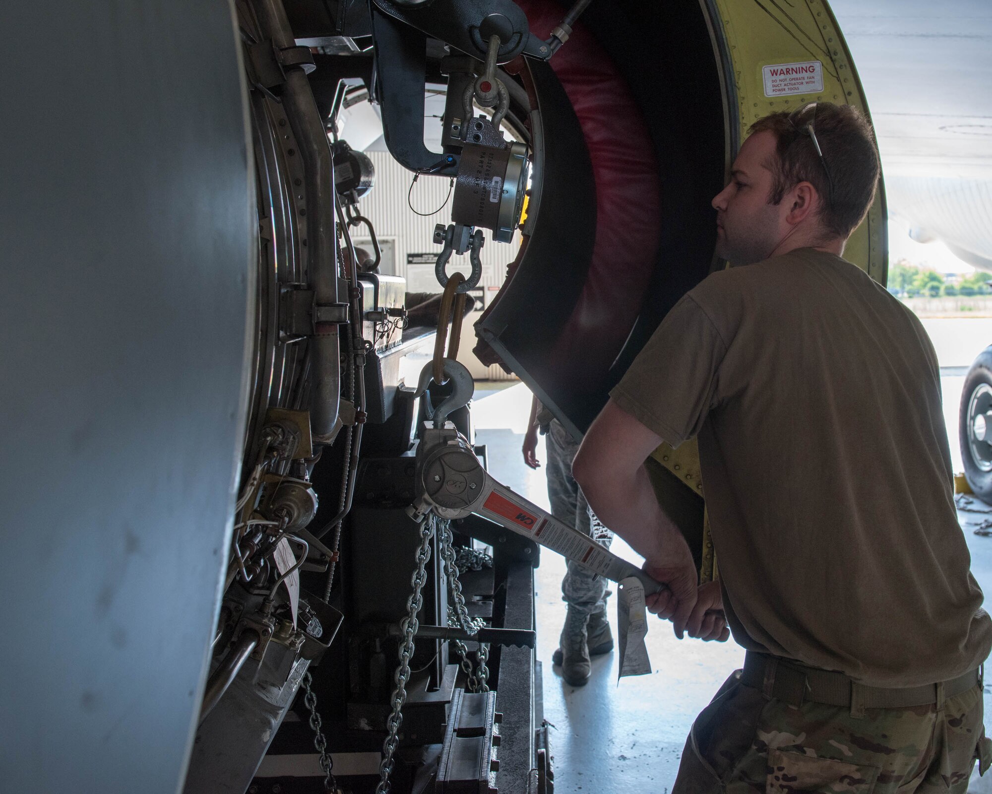 914th maintenance members install engine