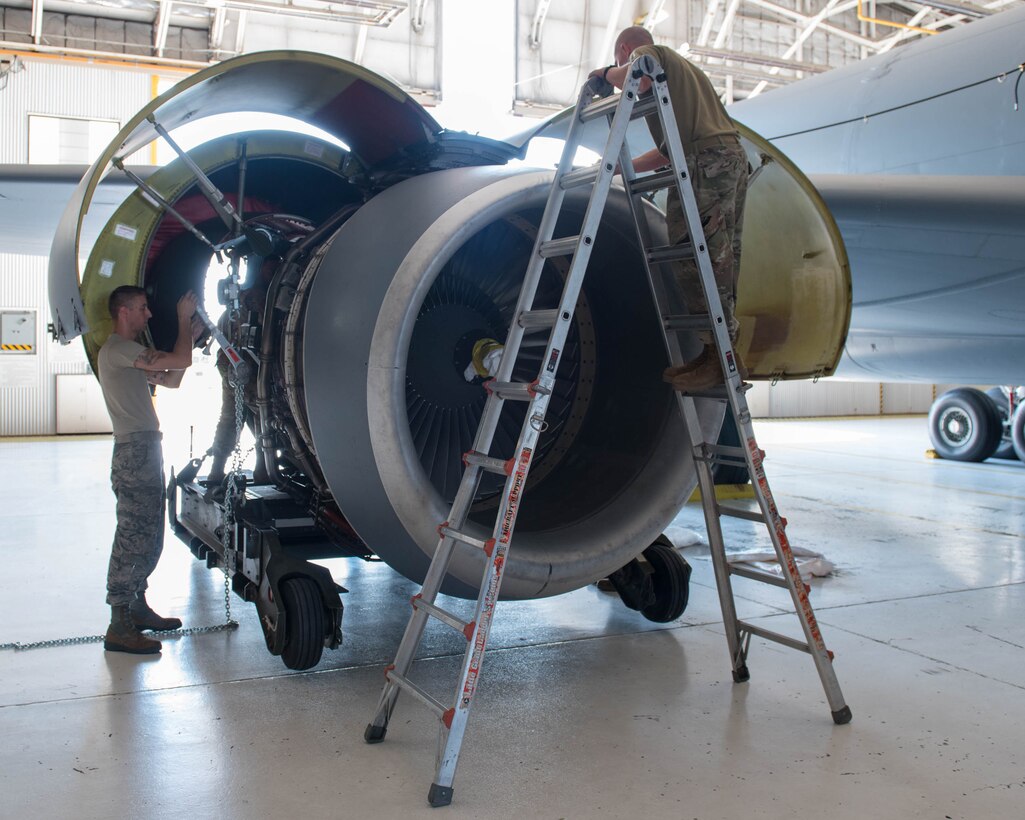 914th maintenance members installs engine