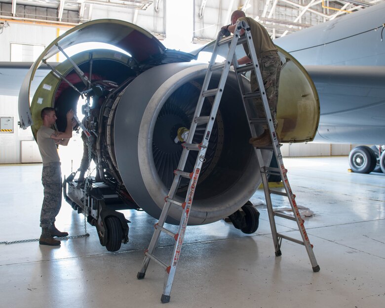 914th maintenance members installs engine