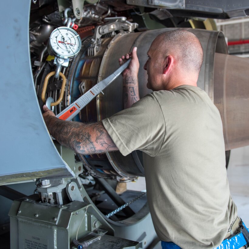 914th maintenance members install engine