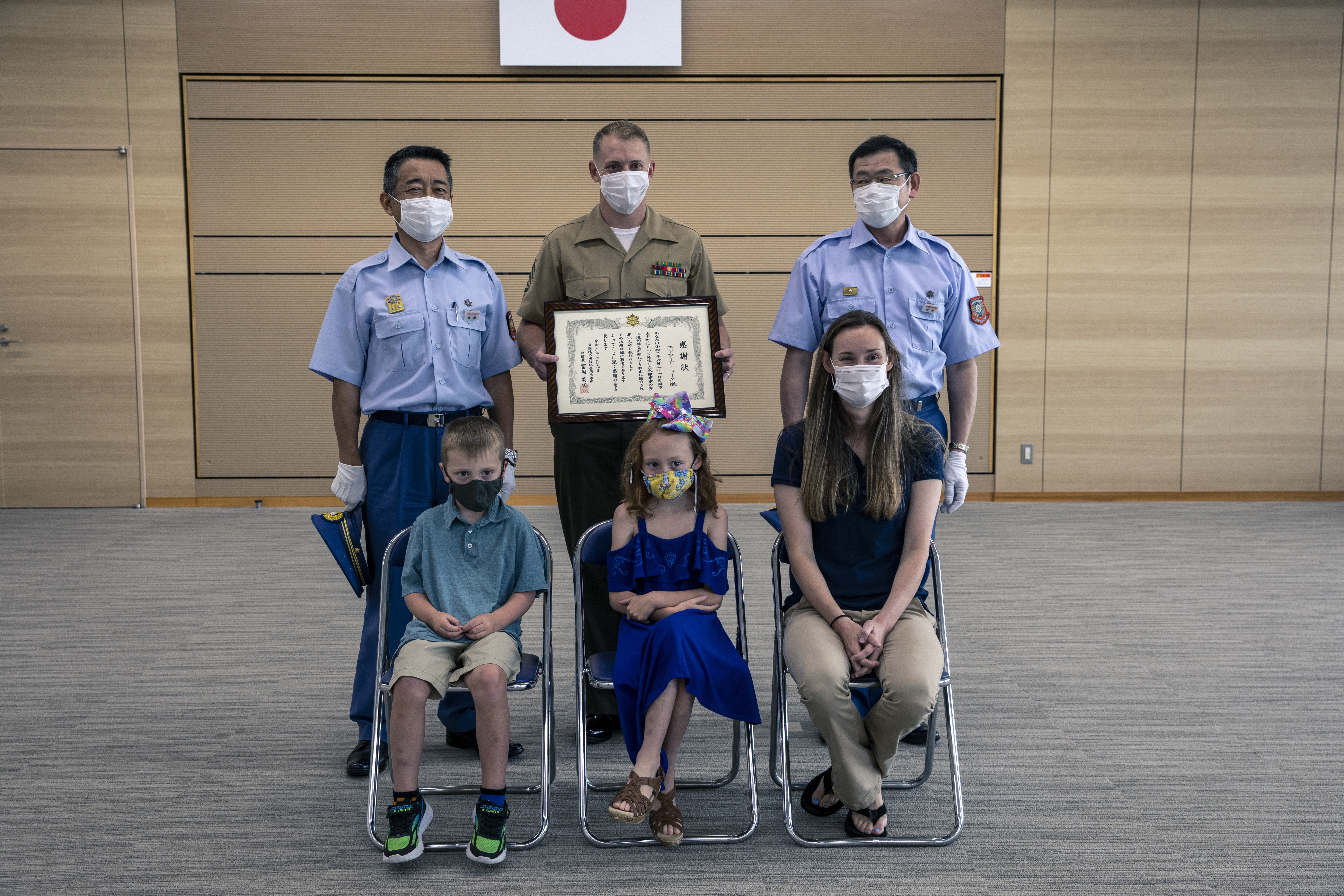 海兵隊員が人命救助で感謝状 > 在日米海兵隊 > ニュース