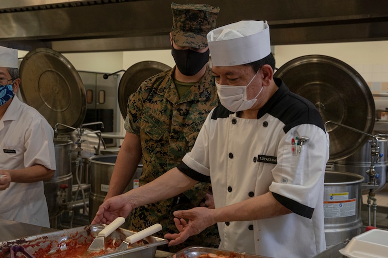 基地内の兵士専用食堂の海兵隊員や日本人従業員が移動制限処置に置かれている海兵隊員のため、配達用の弁当を準備しました。沖縄に到着するすべての海兵隊員と家族は、１４日間の移動制限処置に置かれ、部屋から出ることはできません。