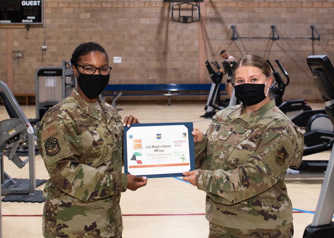 Airman receives certificate