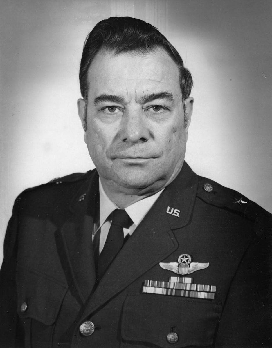 This is the official portrait of Maj. Gen. Lloyd W. Lamb.