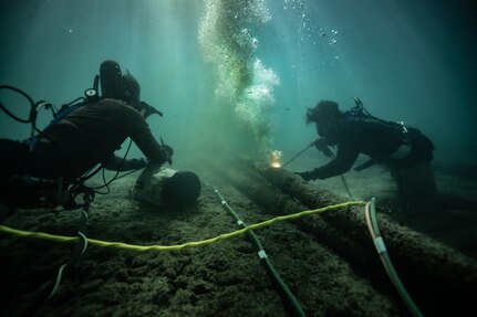 MDSU-1 conducts underwater operations on Nanakuli Beach in Waianae, Hawai.