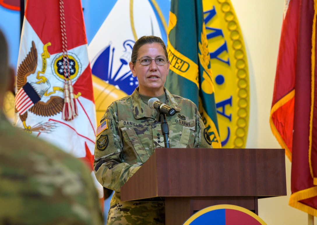 Daniels assumes command of U.S. Army Reserve