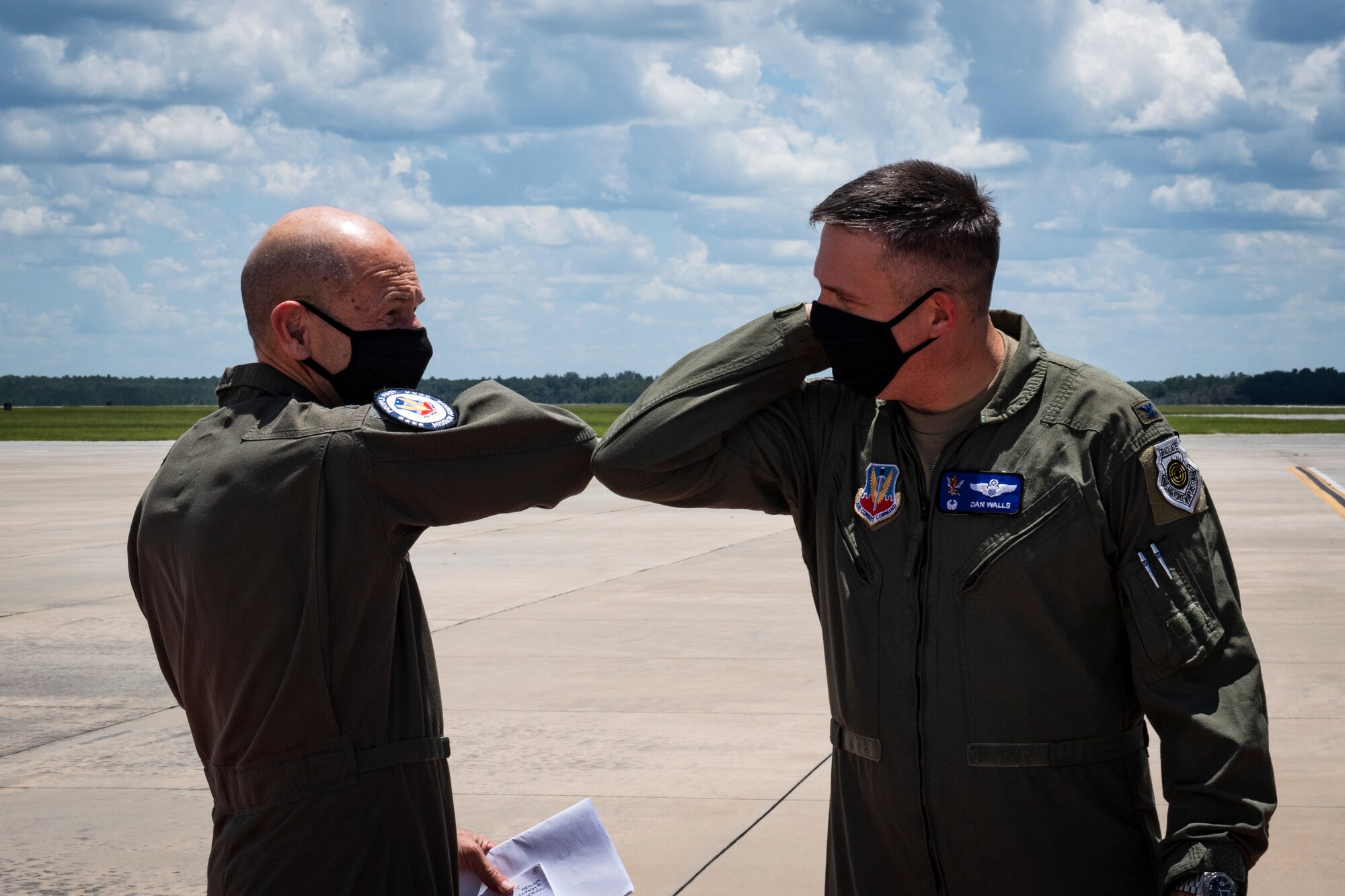 A photo of the ACC commander greeting the 23d Wing commander