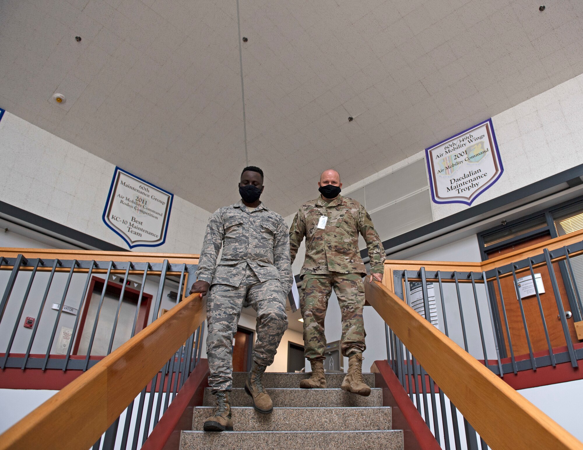 photos of wing leadership visiting Command Post.